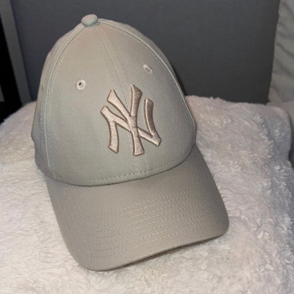 Official New York Yankees New Era Hat - Picture 1 of 3